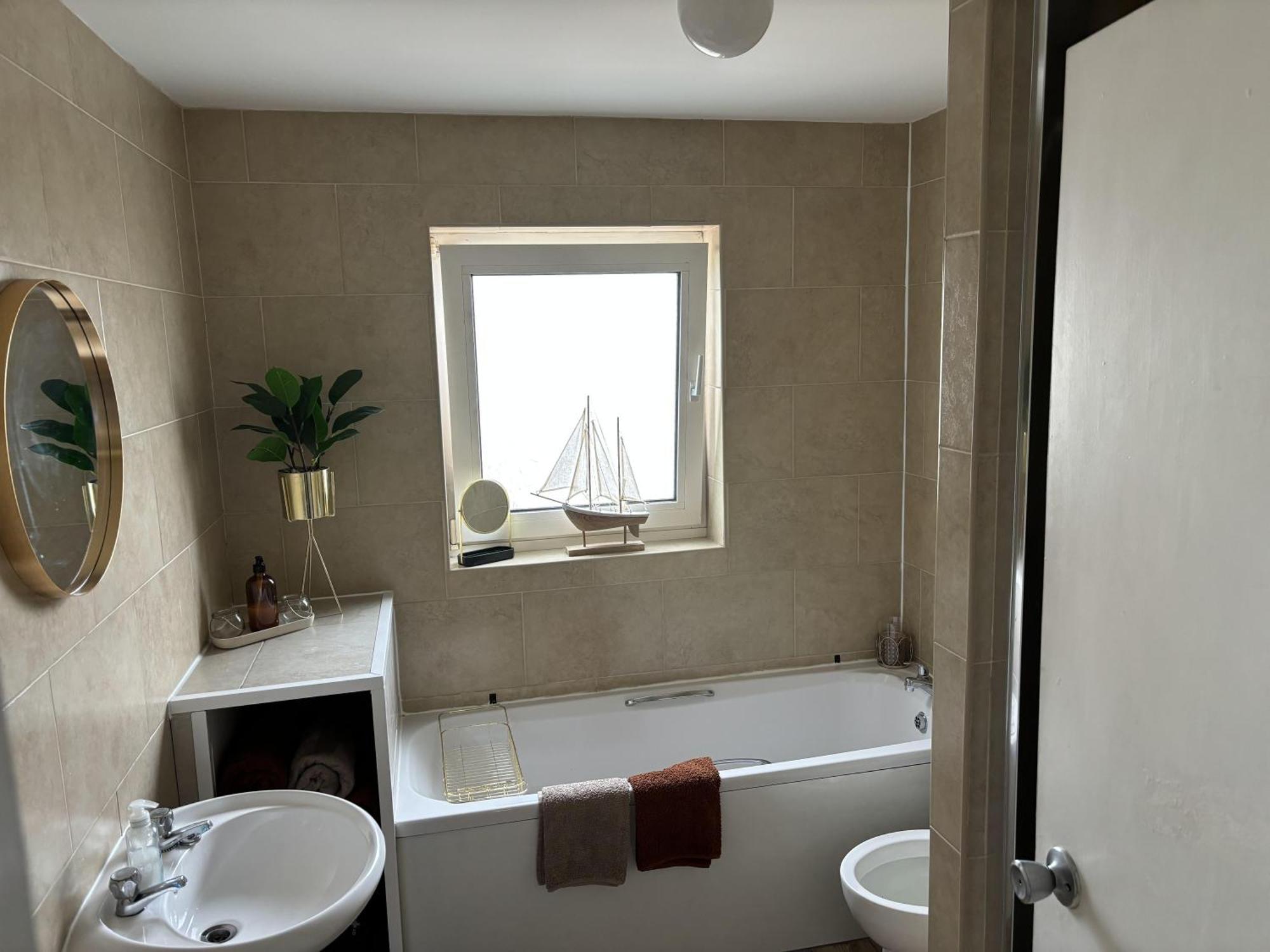 2 Bed-sleeps 4-sea View-pet Friendly-parking * Llanelli